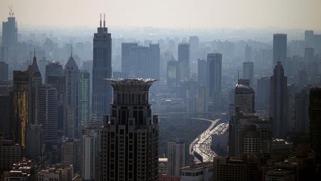 Shanghai akan menerapkan lockdown bertahap selama lima hari dengan membagi kota ke dalam dua wilayah pelaksanaan.