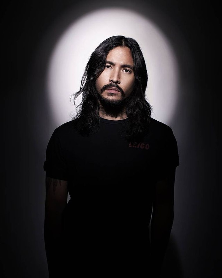 Ello Ello baru saja mengumumkan kabar bahagia bahwa ia kini resmi menjadi vokalis baru Dewa 19. Yuk, intip potretnya!
