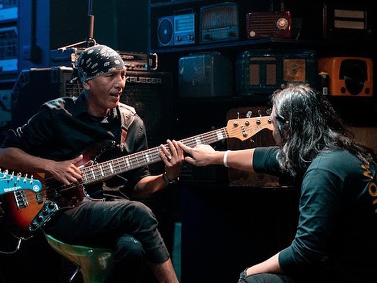 Ello baru saja mengumumkan kabar bahagia bahwa ia kini resmi menjadi vokalis baru Dewa 19&period; Yuk&comma; intip potretnya&excl;