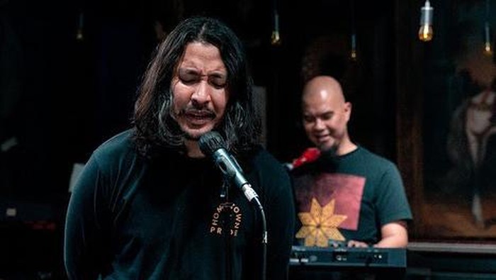 Ello Ungkap Rasa Bahagia Menjadi Vokalis Dewa 19