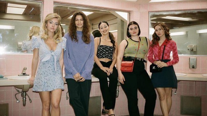 Kilas Balik Kostum Paling Stylish di Serial Euphoria Season 2! Siapa Paling Modis? Kilas Balik Kostum Paling Stylish di Serial Euphoria Season 2! Siapa Paling Modis?