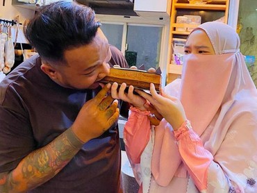 img-title Mengejutkan, Istri Bongkar Perselingkuhan Virgoun Last Child Saat Lebaran