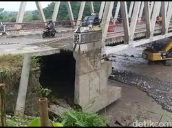 Rusak Dihajar Banjir Bandang, Jembatan Sungai Keruh Brebes Diperbaiki