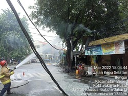 Kabel Listrik Terbakar di Pasar Nangka Jakpus, Jalanan Sempat Tertutup