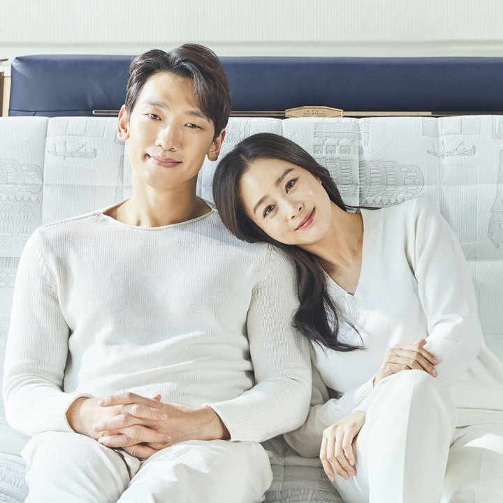 <p>Kim Tae Hee dan Rain resmi menikah pada Januari 2017. Tak lama setelah menggelar pernikahan, pasangan ini menjadi sorotan karena memilih Bali sebagai destinasi bulan madu mereka. Hingga kini, rumah tangga keduanya dikenal harmonis dan jauh dari kabar miring.&nbsp;(Foto: Instagram @lacloud.official)</p>