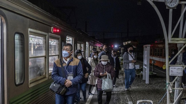 FOTO: Menghabiskan Malam di Jalur Kereta Legendaris Gakunan