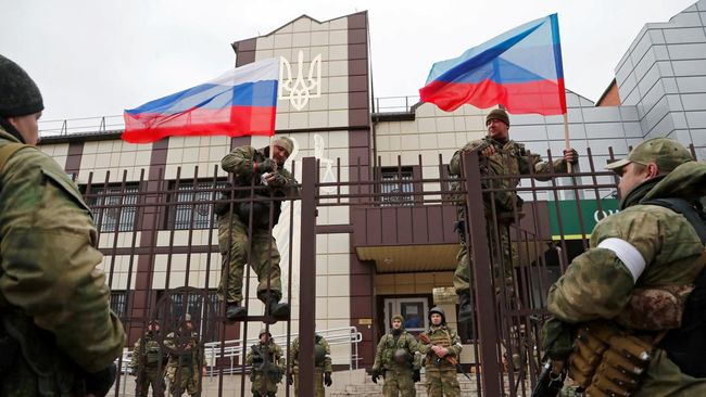 Ahli RI soal Hacker Serang Rusia: Siber Rusia Ketat, Tidak Bisa Bantah Menurut pakar keamanan siber dari CISSReC, Pratama Persadha, serangan siber ke Rusia menjadi tantangan bagi para hacker anonymous.