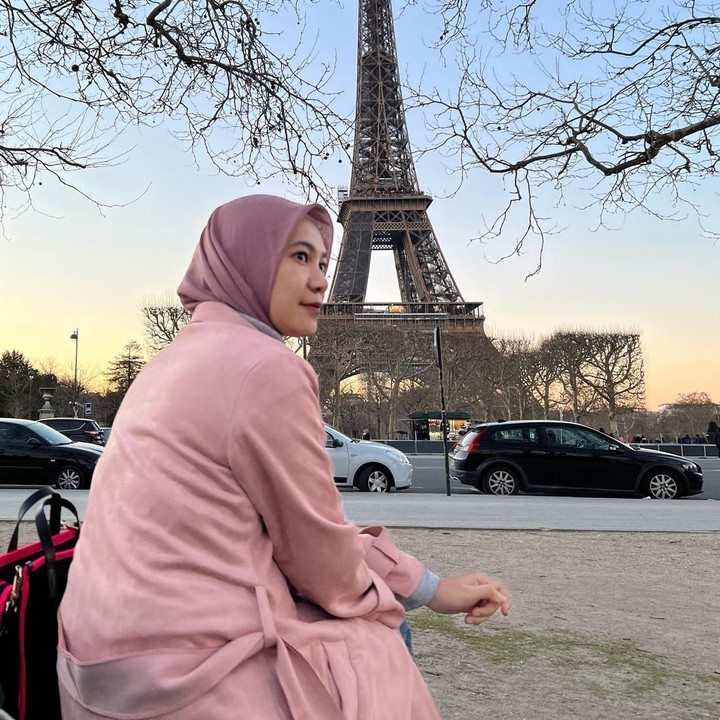 <p>Berada di jantung kota paris, Mommy ASF tak menyia-nyiakan kesempatan itu untuk berfoto di Menara Eifel yang ikonik. (Foto: Instagram @ecaprasetya)</p>