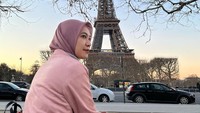 <p>Sempat bermimpi pergi ke Cappadocia, Mommy ASF kini justru berkesempatan melihat langsung menara Eiffel di Paris. (Foto: Instagram @ecaprasetya)</p>
