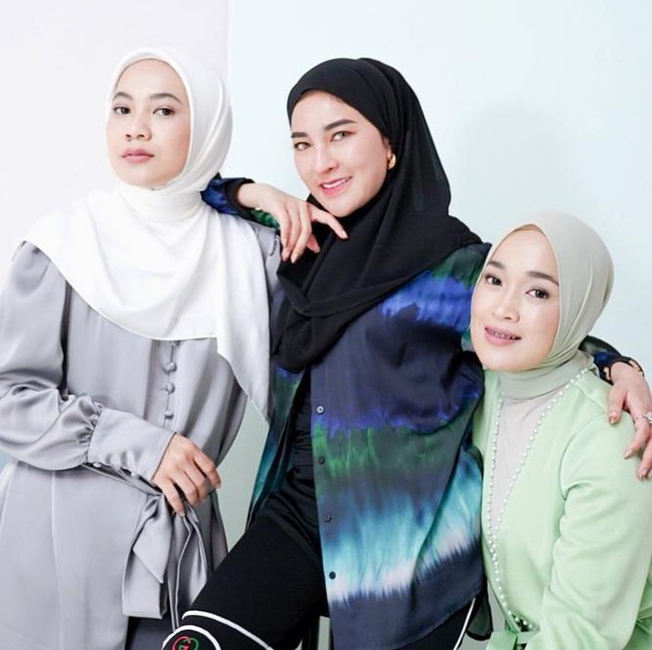 <p>Mommy ASF dan Ririe Fairus mendapat kejutan dari Shandy Purnamasari, crazy rich Malang. Mereka diajak berlibur ke Paris, Prancis, Bunda. (Foto: Instagram @ecaprasetya)</p>