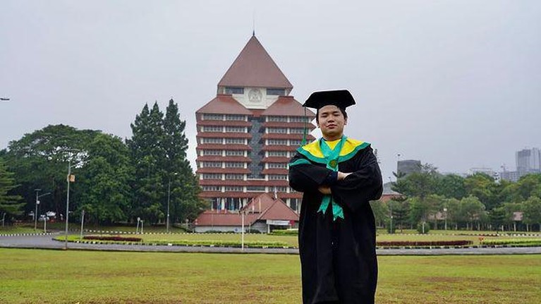 Nicholas Sean Nicholas Sean putra Ahok baru saja menyelesaikan pendidikannya di Fakultas Kedokteran UI. Yuk, intip momen wisudanya!