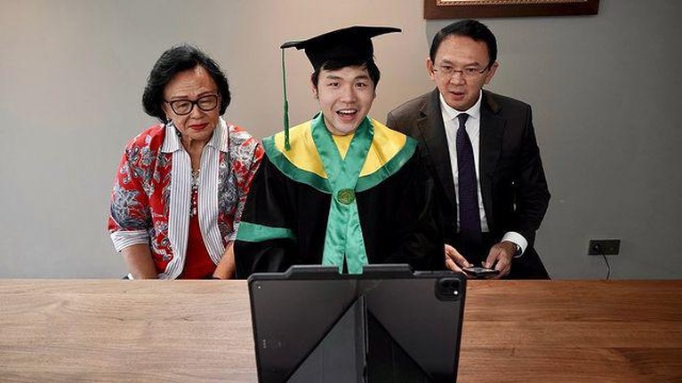 Nicholas Sean putra Ahok baru saja menyelesaikan pendidikannya di Fakultas Kedokteran UI. Yuk, intip momen wisudanya!