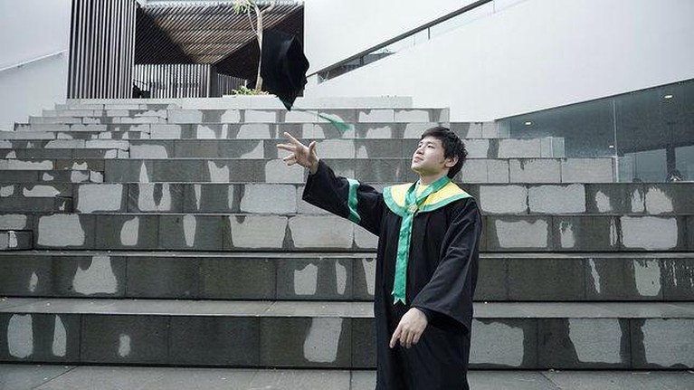 Nicholas Sean putra Ahok baru saja menyelesaikan pendidikannya di Fakultas Kedokteran UI. Yuk, intip momen wisudanya!