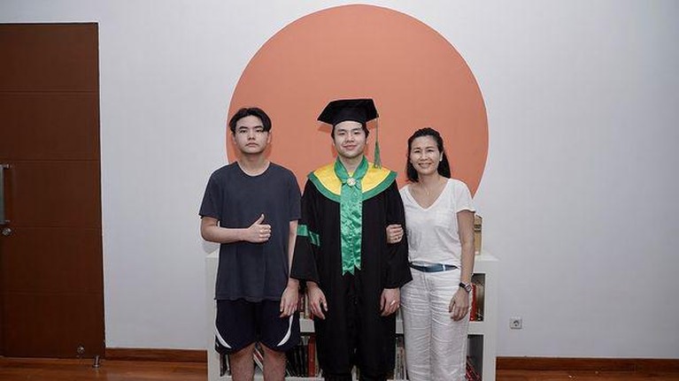 Nicholas Sean Nicholas Sean putra Ahok baru saja menyelesaikan pendidikannya di Fakultas Kedokteran UI. Yuk, intip momen wisudanya!
