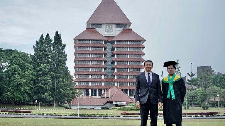 Nicholas Sean putra Ahok baru saja menyelesaikan pendidikannya di Fakultas Kedokteran UI. Yuk, intip momen wisudanya!