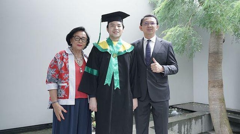 Nicholas Sean Nicholas Sean putra Ahok baru saja menyelesaikan pendidikannya di Fakultas Kedokteran UI. Yuk, intip momen wisudanya!
