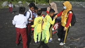 FOTO: Pengorbanan Guru Tembus daerah Terisolasi di Lereng Semeru