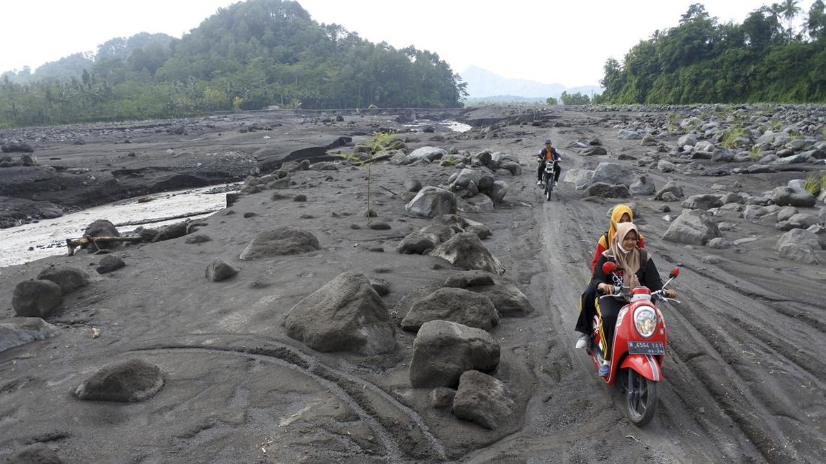 FOTO: Pengorbanan Guru Tembus daerah Terisolasi di Lereng Semeru