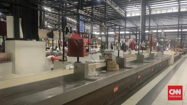 Sejumlah pedagang daging sapi di Fresh Market Bintaro mogok berjualan sejak Senin (28/2) kemarin sebagai imbas dari mahalnya harga daging.