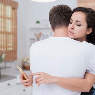 Jangan Keliru! Ini Perbedaan Clingy dan Love Language Physical Touch!