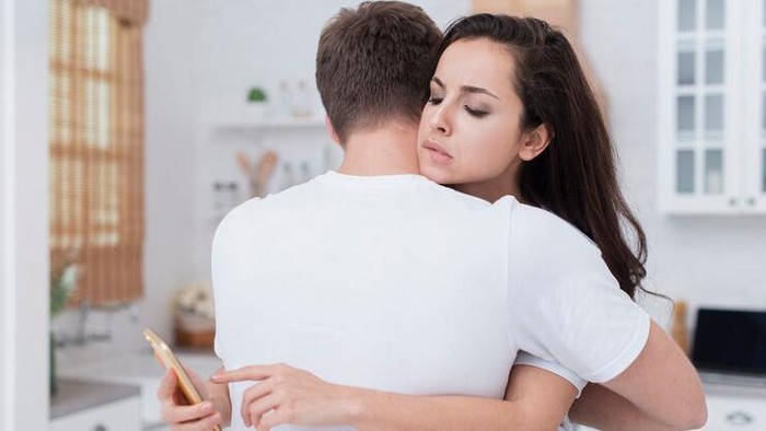 Jangan Keliru! Ini Perbedaan Clingy dan Love Language Physical Touch! Jangan Keliru! Ini Perbedaan Clingy dan Love Language Physical Touch!