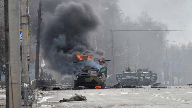 Serangan rudal Rusia ke Kota Kharkiv, Ukraina pada Senin (28/2), tewaskan sembilan warga sipil.