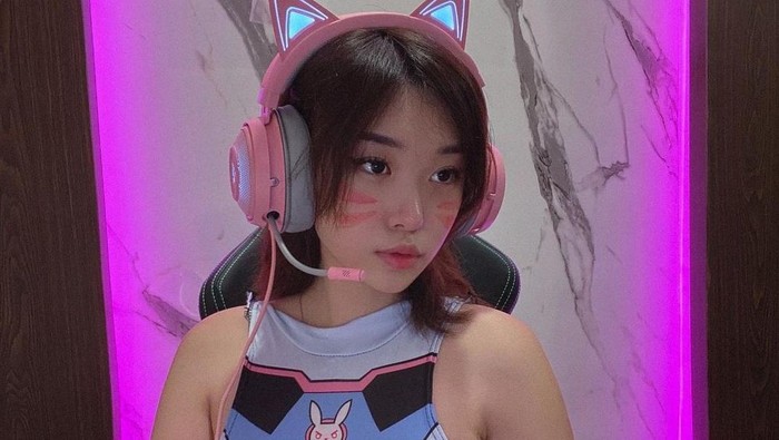 Cute dan Memesona, Ini Potret Gaya Livy Renata Saat Main Game
