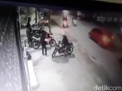 Viral Pria Bersenjata Tajam Serang Remaja Nongkrong di Bandung