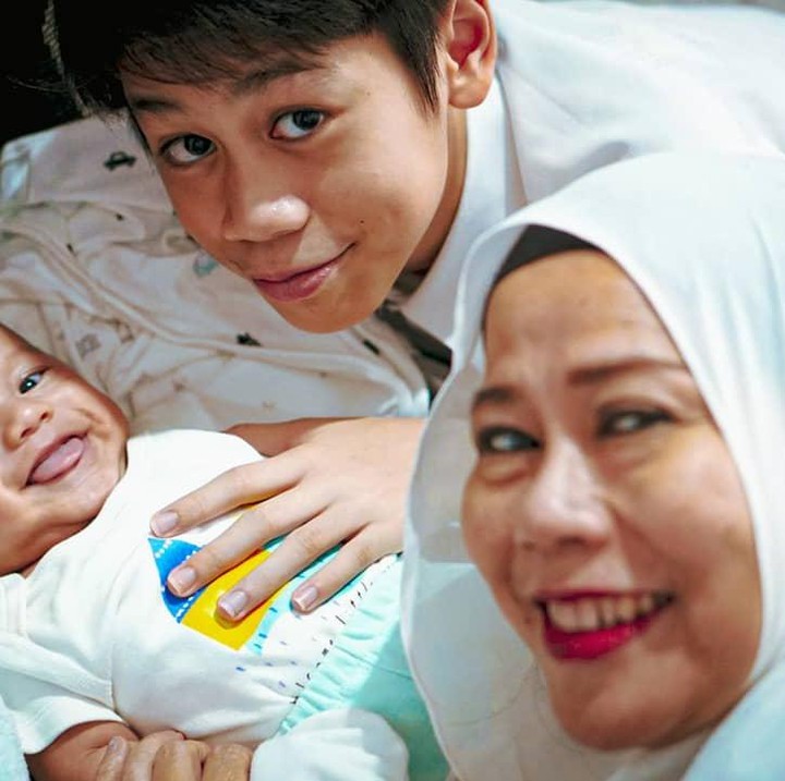 <p>Putri pertama dalam pernikahan Dewi Yull dan Ray Sahetapy bernama Giscka. Ia melahirkan seorang putra bernama Ramiza Kuntadi. (Foto: Instagram @ramizakuntadi)<br /><br /><br /></p>
