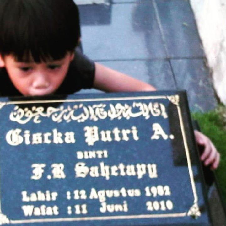 <p>Giscka meninggal dunia di tahun 2010 lalu. Saat itu, Ramiza Kuntadi masih balita. (Foto: Instagram @ramizakuntadi)<br /><br /><br /></p>