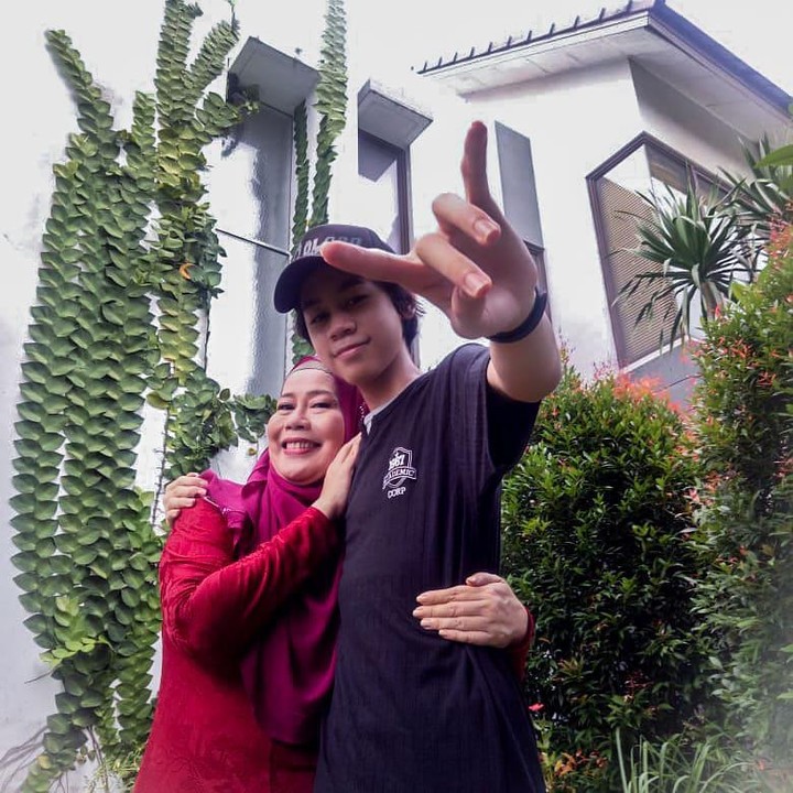 <p>Berikut potretnya bersama Dewi Yull. Pada sang nenek, Ramiza memanggilnya dengan sebutan Nyai. (Foto: Instagram @ramizakuntadi)<br /><br /><br /></p>