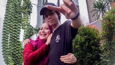 Reaksi Dewi Yull Saat Anak Alm Gizcka Disebut Mirip Ray Sahetapy