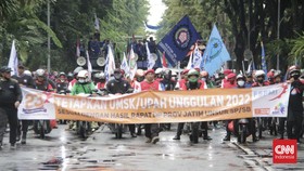 10 Ribu Buruh Beraksi Tagih Janji soal Upah Layak ke Khofifah
