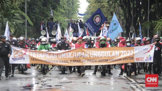Sekitar 10 ribu buruh yang tergabung dalam Gasper Jatim beraksi menagih janji Gubernur Khofifah Indar Parawansa soal upah layak.