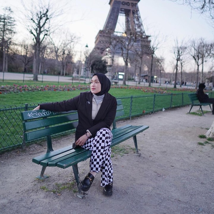 <p>Ririe Fairus enggak mau kalah, nih. Mantan istri Ayus Sabyan itu juga ikut berpose di depan menara paling ikonik di Prancis. (Foto: Instagram @ririe_fairus)</p>