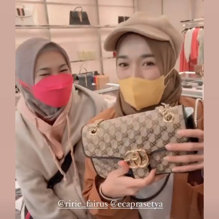<p>Sebelum menyaksikan pagelaran mode bergengsi itu, pasangan crazy rich Malang juga membelikan Ririe Fairus dan Mommy ASF tas branded bak sosialita, Bunda. (Foto: Instagram @ririe_fairus)</p>