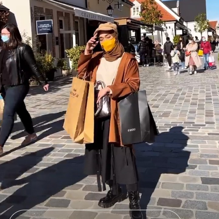 <p>Ririe Fairus juga menampilkan sederet OOTD-nya ketika jalan-jalan di kota Paris. (Foto: Instagram @ririe_fairus)</p>