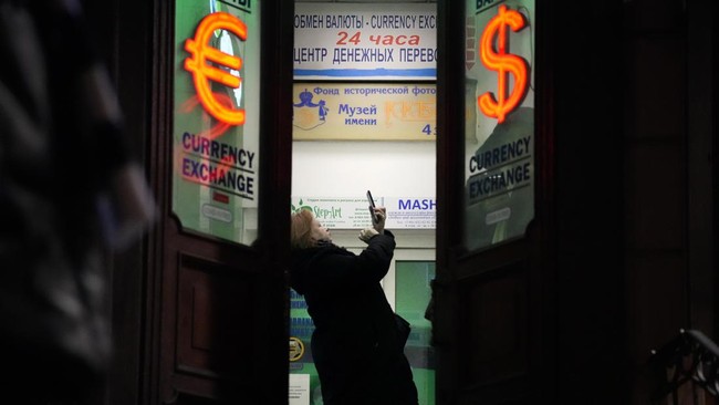 FOTO: Rubel Anjlok, Warga Rusia Serbu ATM