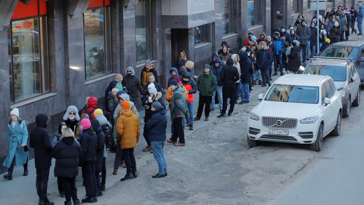 FOTO: Rubel Anjlok, Warga Rusia Serbu ATM