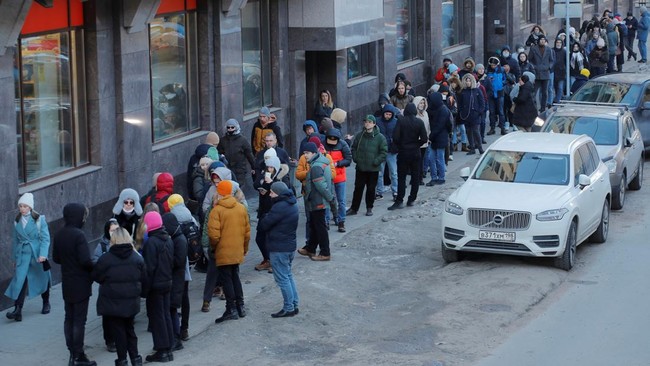 Rusia menerima sanksi berat berupa pemblokiran sistem keuangan dunia Society Worldwide Interbank Financial Telecommunication (SWIFT). Berikut ulasannya.
