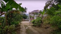 <p>Ada yang menarik dari Kampung Ciburang, Desa Cipadang, Cilacap, Provinsi Jawa Tengah, Bunda. Di tengah hutan, terdapat satu bangunan rumah mewah yang mencuri perhatian. (Foto: YouTube Jejak Bang Ibra)<br /><br /><br /></p>