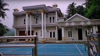 <p>Halaman depan yang dimiliki rumah ini pun amat luas. Bahkan terdapat sebuah lapangan untuk olahraga. (Foto: YouTube Jejak Bang Ibra)<br /><br /><br /></p>