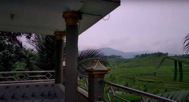 Rumah mewah di kampung