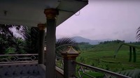 <p>Dari rumah ini, pemilik rumah bisa melihat pemandangan yang asri, Bunda. (Foto: YouTube Jejak Bang Ibra)<br /><br /><br /></p>