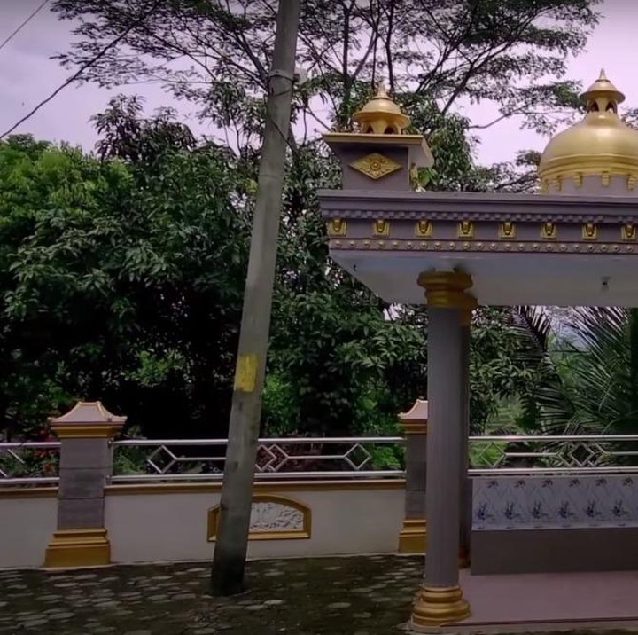 <p>Di halaman depan rumah, terdapat juga bangunan mirip saung yang dimanfaatkan sebagai tempat bersantai. (Foto: YouTube Jejak Bang Ibra)</p>