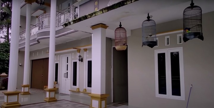 Rumah mewah di kampung