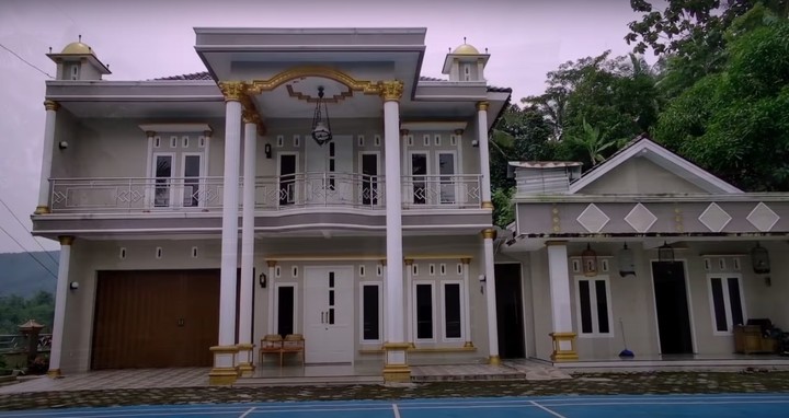 Rumah mewah di kampung