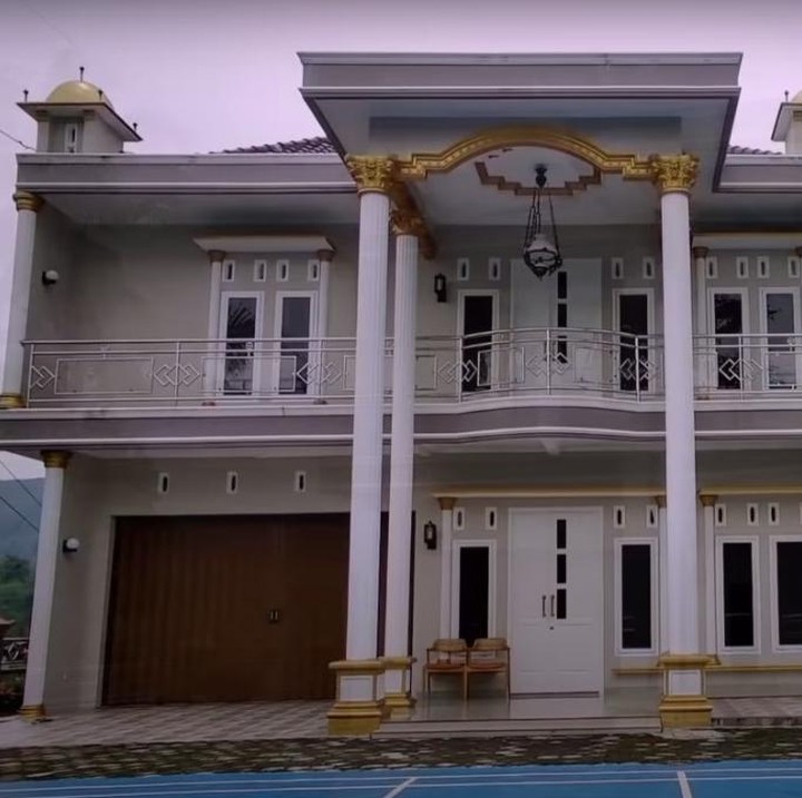 <p>Berdirinya rumah mewah dan megah ini tentu mencuri perhatian karena terlihat berbeda dari rumah-rumah yang lainnya. (Foto: YouTube Jejak Bang Ibra)<br /><br /><br /></p>