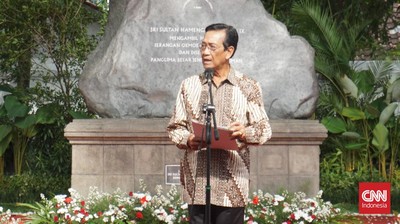 Sri Sultan Hamengku Buwono X mengatakan erupsi Gunung Merapi  bermanfaat menambal lahan berlubang di sekitar gunung yang rusak akibat tambang pasir.