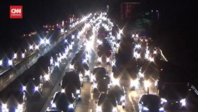 VIDEO: Senin Malam Tol Cikampek Arah Jakarta Padat Merayap